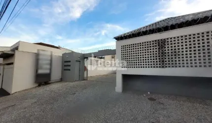 Casa comercial disponível para locação no bairro Tabajaras em Uberlândia-MG