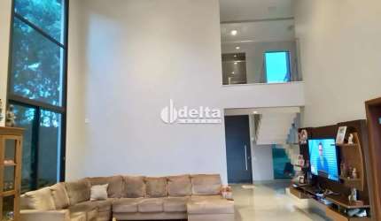 Casa no condomínio Bosque Karaiba disponível para locação e venda em Uberlândia-MG.