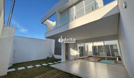 Sobrado disponível para venda no bairro Jardim Inconfidência em Uberlândia-MG.