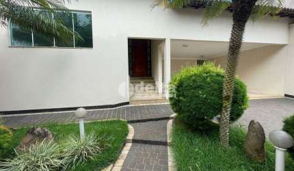 Casa residencial disponível para locação no bairro Cidade Jardim em Uberlândia-MG.