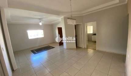 Casa no condomínio Royal Park disponível para locação no bairro Jardim Inconfidência em Uberlândia-MG