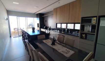 Casa residencial disponível para locação no bairro Jardim Inconfidência em Uberlândia-MG.