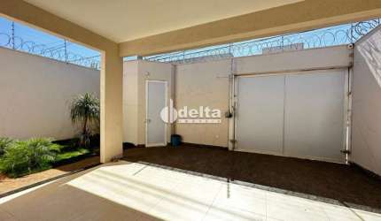 Casa residencial disponível para locação e venda no bairro Jardim Botânico em Uberlândia-MG