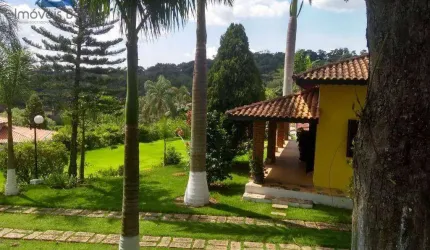 Linda chácara de 5.180 m² de terreno e 541 m² de construção em Condomínio com lagos e muito verde!