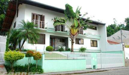 Casa com 04 quartos e piscina no Garcia