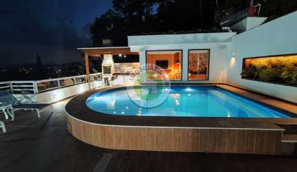 Imponente casa de luxo em condomínio de Piratininga, Niterói-RJ: 6 quartos, 5 suítes, 4 banheiros, 2 vagas e 900m² de área.