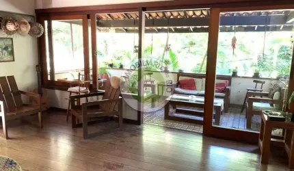 Triplex no Itanhangá: Casa de 6 quartos com área verde, edícula e salas arejadas em Rio de Janeiro-RJ