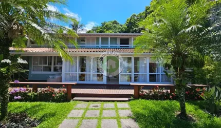 LINDA CASA NO CONDOMINIO ANGRA AZUL, TOTALMENTE REFORMADA E DECORADA.