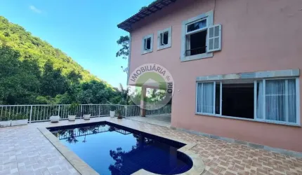 MAGNÍFICA CASA DE 366m², 3 SUÍTES NA ESTRADA DA CANOA - SÃO CONRADO