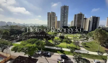 Apartamento dois dormitórios, ar condicionado e 2 vagas em frente a Praça