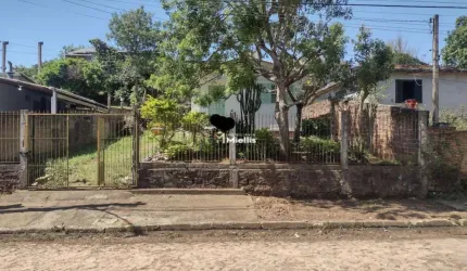 Terreno com uma casa de madeira no Jardim Fiuza em Viamão