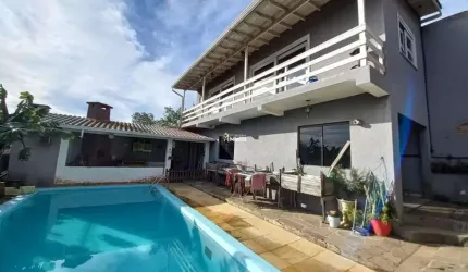 CASA AMPLA COM 03 DORMITÓRIOS - CENTRO DE VIAMÃO - RS