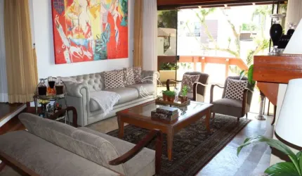 LINDA CASA DE 3 DORMITÓRIOS NO CENTRO DE FLORIANÓPOLIS