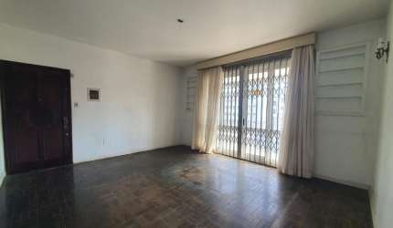 EXCELENTE CASA RESIDENCIAL DE 3 DORMITÓRIOS NA AGRONÔMICA