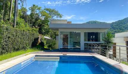 LINDISSÍMA CASA RESIDENCIAL DE 4 DORMITÓRIOS NO ITACORUBI