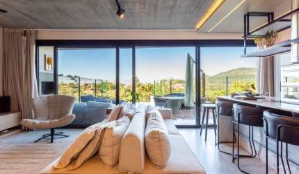 EXCELENTE CASA RESIDENCIAL DE 3 SUÍTES NA LAGOA DA CONCEIÇÃO