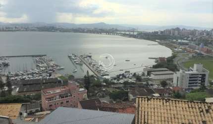 LINDA CASA RESIDENCIAL DE 4 DORMITÓRIOS NO CENTRO DE FLORIANÓPOLIS