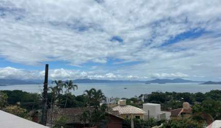 LINDA CASA RESIDENCIAL DE 4 DORMITÓRIOS NO CENTRO DE FLORIANÓPOLIS