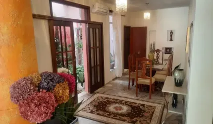 LINDA CASA DE 4 DORMITÓRIOS NO CENTRO DE FLORIANÓPOLIS