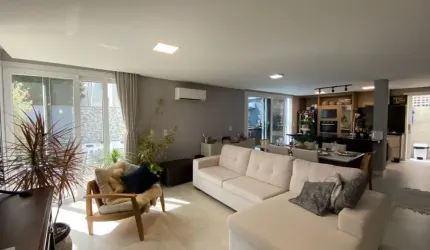 LINDA CASA RESIDENCIAL DE 4 DORMITÓRIOS  NA AGRONÔMICA