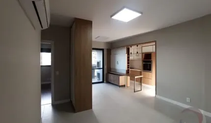 LINDO APARTAMENTO DE 2 DORMITÓRIOS NO CENTRO DE FLORIANÓPOLIS