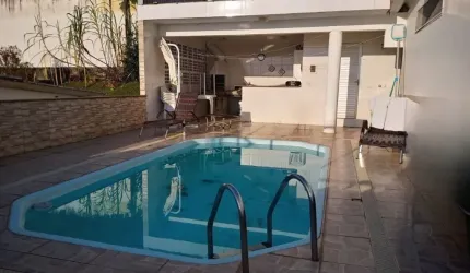 LINDA CASA DE 3 DORMITÓRIOS NO CENTRO DE FLORIANÓPOLIS