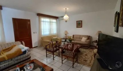 LINDA CASA RESIDENCIAL DE 5 DORMITÓRIOS NO CENTRO DE FLORIANÓPOLIS