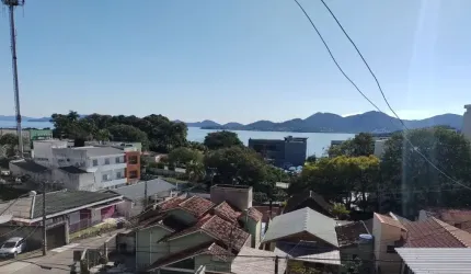 LINDA CASA DE 7 DORMITÓRIOS NO CENTRO DE FLORIANÓPOLIS