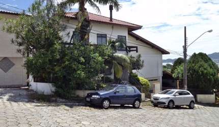 LINDA CASA RESIDENCIAL DE 6 DORMITÓRIOS NA TRINDADE