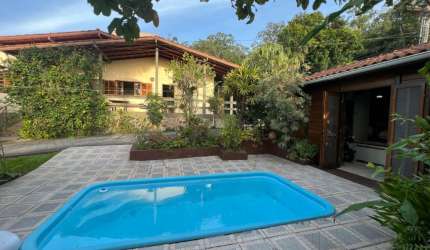 LINDA CASA RESIDENCIAL DE 4 DORMITÓRIOS EM SAMBAQUI