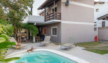 LINDA CASA RESIDENCIAL DE 5 DORMITÓRIOS NO SAMBAQUI