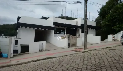 LINDA CASA RESIDENCIAL DE 4 DORMITÓRIOS NO CENTRO DE FLORIANÓPOLIS