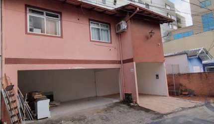 LINDA CASA RESIDENCIAL DE 4 DORMITÓRIOS NO CENTRO