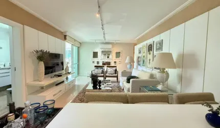 LINDO APARTAMENTO DE 2 SUÍTES NO CENTRO DE FLORIANÓPOLIS