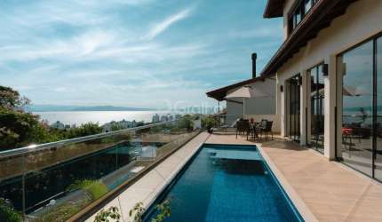 ÓTIMA CASA DE 4 DORMITÓRIOS NO CENTRO DE FLORIANÓPOLIS