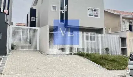 Sobrado  com Terraço Amplo e Acabamentos Premium - Xaxim, Curitiba-PR. 3 Quartos, 1 Suíte, 2 Salas, 1 Vaga. Venha Conferir!