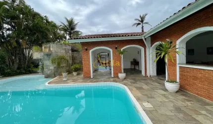 Casa em terreno de 1.555m², quadra de tênis, piscina, 6 vagas