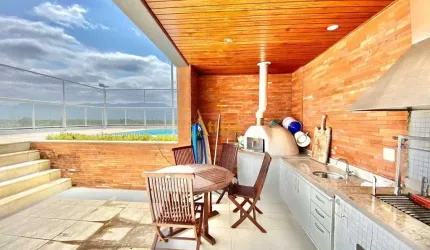 Cobertura de alto padrão com 5 dormitórios e piscina privativa