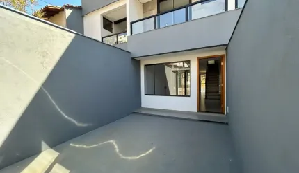Casa geminada duplex 3 quartos com entrada individual no Bairro Caiçara