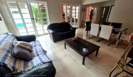 Ubatuba, Horto, Park Hills - Linda Casa com 04 Dormitórios sendo 02 suíte master.