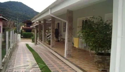 Ubatuba, Ubatuba Country - Casa com 450 m2. de terreno com 03 dormitorios sendo 01 suite master.