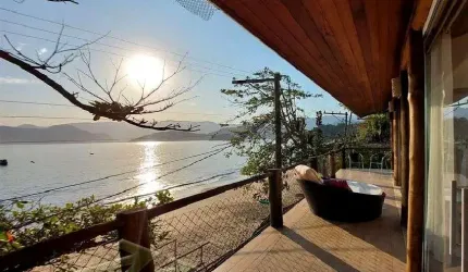 Ubatuba, Almada, Casa de frente ao mar com, pe na areia.