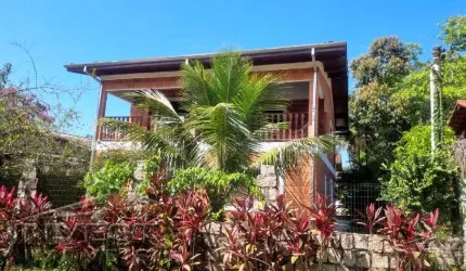 Ubatuba - Ressaca - Linda casa sobrado com 4 dormitorios sendo 02 suites.