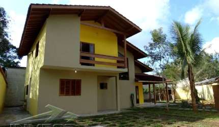 Ubatuba, Jardim Carolina - Linda casa sobrado em excelente localização c/ 03 dormitorios.