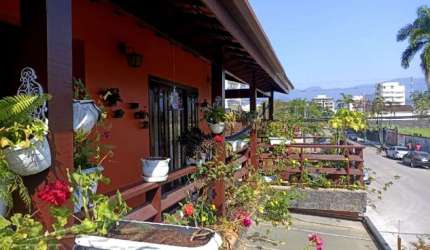 Ubatuba, Centro - Bela casa de esquina bem localizada com 03 dormitórios.