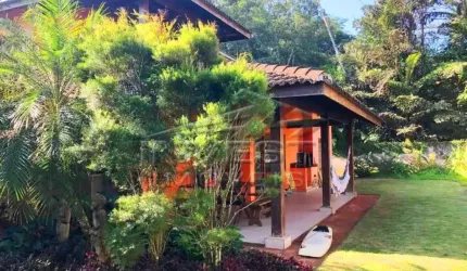 Ubatuba, Praia da Itamambuca - Bela casa a 30m do Mar, 250m2, 03 dormitórios sendo 01 suíte, amplo jardim, com Renda 250 mil ano