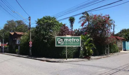 Excelente casa à venda em Rio Das Ostras-RJ de 7 dormitórios, sendo 6 suítes, 7 banheiros, 2 salas, cozinha, quintal, edícula, piscina, um ponto comer