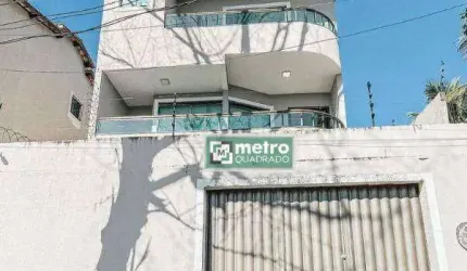 Uma casa Triplex, sendo no primeiro uma ampla sala integrada com a cozinha, 1 banheiro. Segundo andar com 3 suítes, uma delas com varanda. conta com v