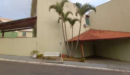 LINDA CASA EM CONDOMÍNIO FECHADO