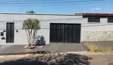 Casa com 3 quartos à venda na Cidade Jardim, Uberlândia  por R$ 590.000